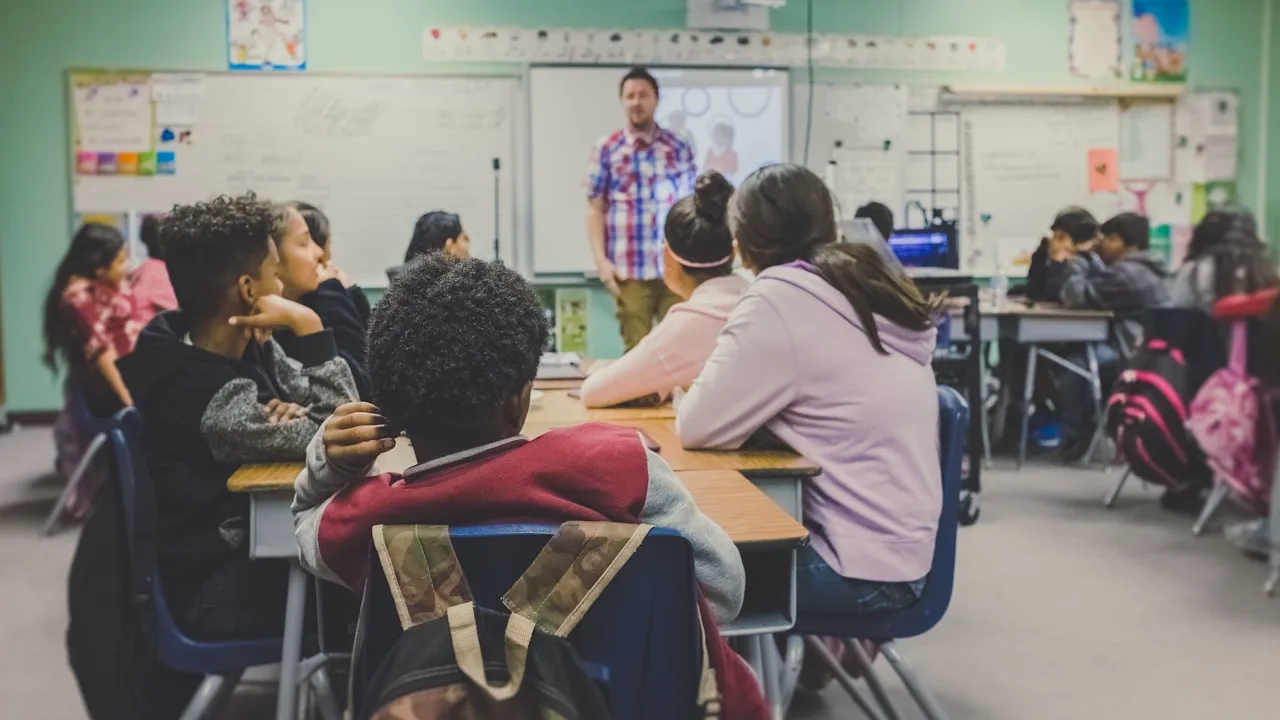Jeunes participants attentifs lors d'un atelier pratique de découverte scientifique